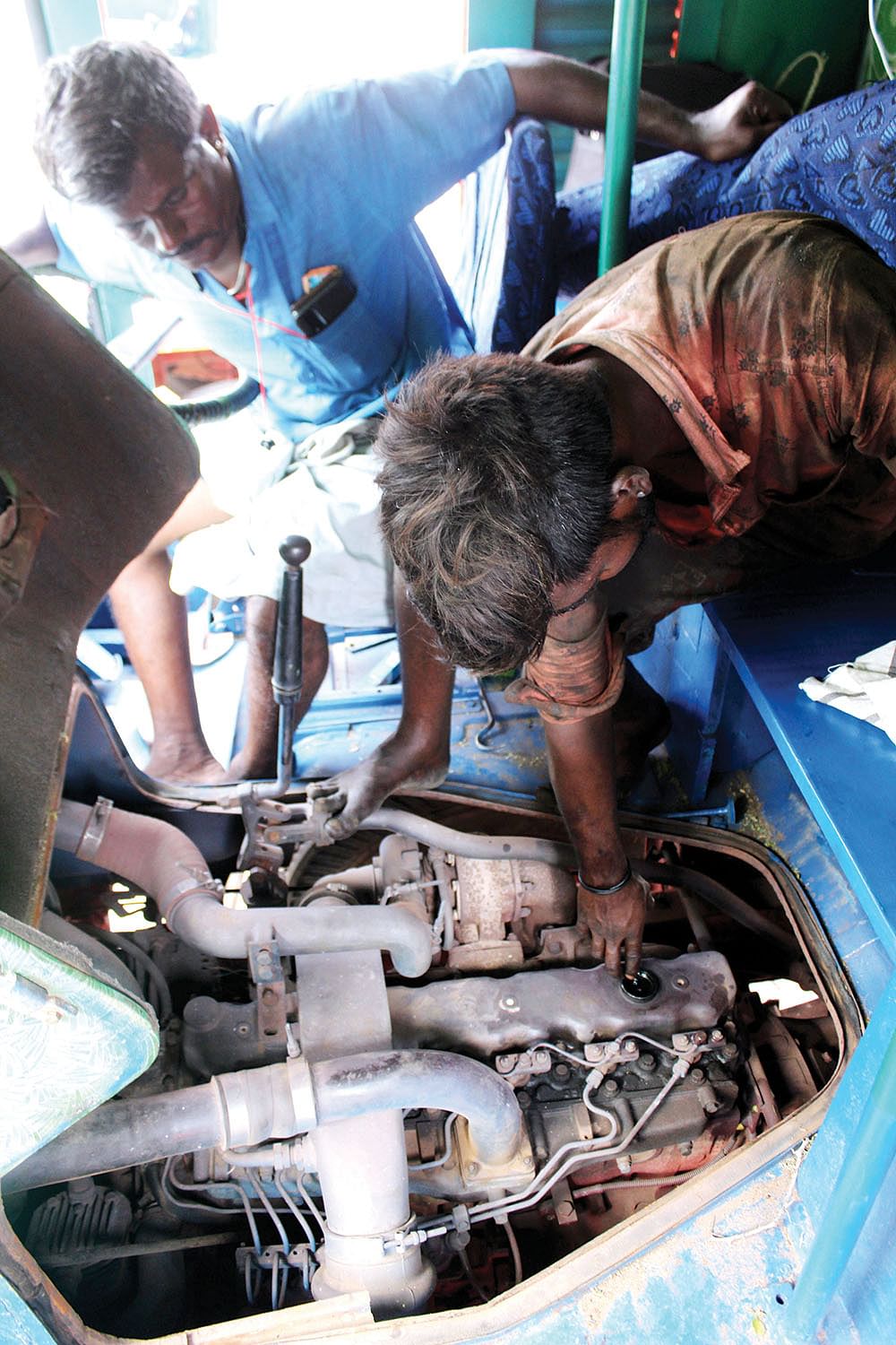 செகண்ட் ஹேண்ட் மார்க்கெட்டில் லாரி ட்ரக் வாங்கும்போது...