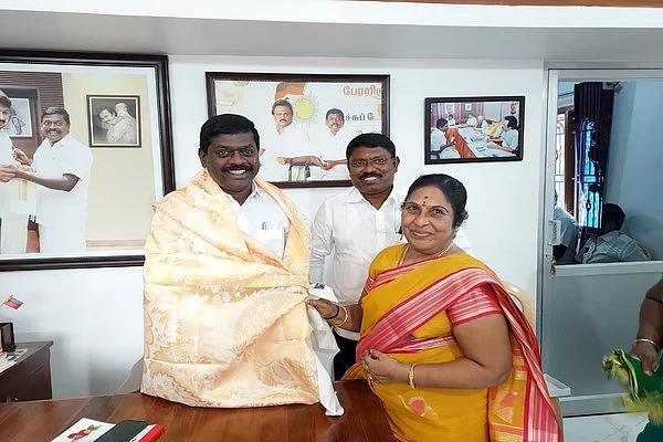 தி.மு.க மாவட்டச் செயலாளருடன் சந்திப்பு