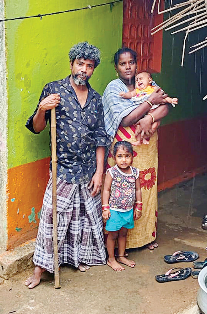 மனைவி லட்சுமி மற்றும் குழந்தைகளுடன் கேசவேல்... (பழைய படம்)