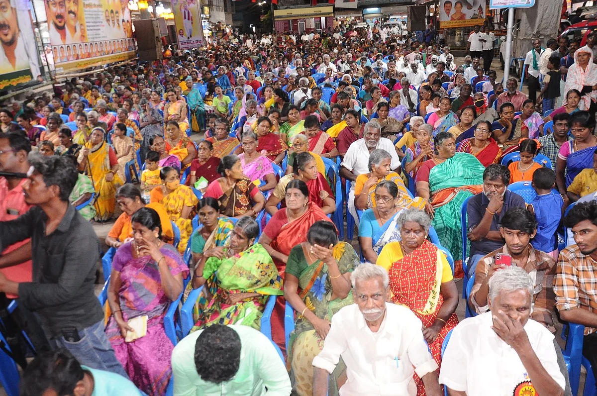 வந்திருந்த மக்கள்
