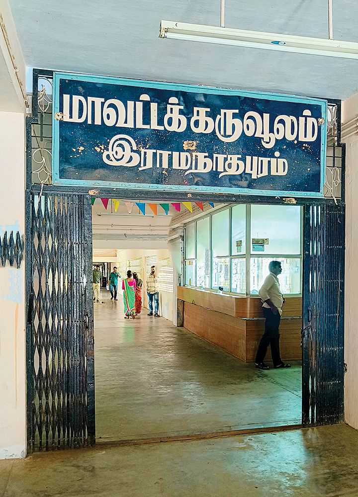 நூதன கொள்ளை.. சொகுசு வாழ்க்கை... அரசு கஜானாவில் கைவைத்த கருவூல கணக்கர்! 