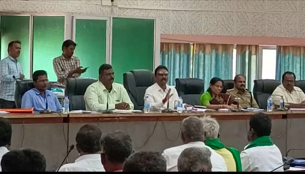 கூட்டத்தில் பேசிய கலெக்டர் விசாகன்