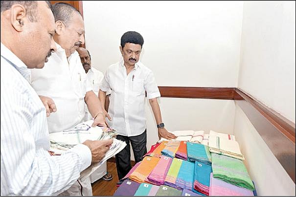 `பொங்கலுக்கு இலவச வேட்டி, சேலை கிடைக்குமா?’ - என்ன சொல்கிறது திமுக?!