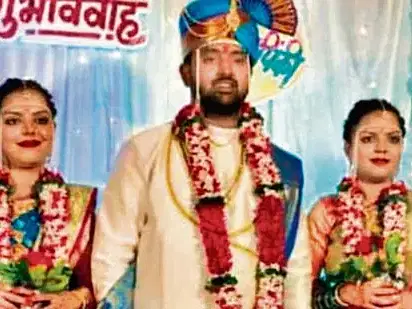 திருமணம் எங்களைப் பிரிக்க முடியாது - ஒரே மணமகனை மணந்த இரட்டைச் சகோதரிகள்; போலீஸில் புகார்!