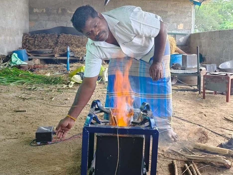 விண்ணை முட்டும் கேஸ் விலை, கவரும் நவீன விறகு அடுப்பு; வடிவமைத்து அசத்தும் நாமக்கல் விவசாயி!