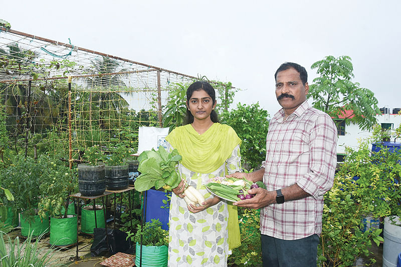 மகளுடன் மாடித்தோட்டத்தில் ராஜராஜ சந்திரமோகன்