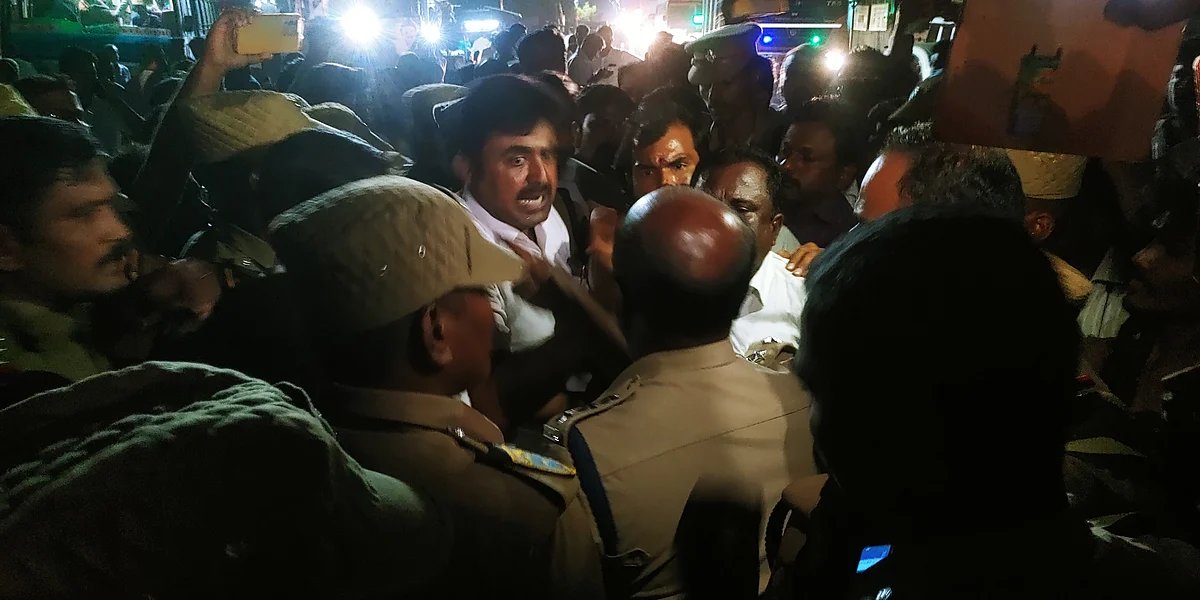 போலீஸாருக்கும், அ.தி.மு.க-வினருக்கும் இடையில் தள்ளு முள்ளு