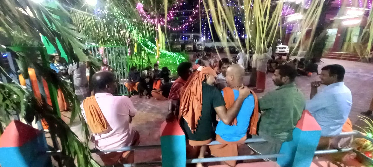 தக்கலை காவல் நிலைநிலையம் முன்பு குவிந்துள்ளவர்கள்