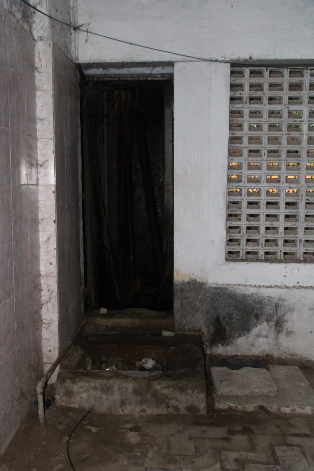 சேதமடைந்த கழிப்பறை
