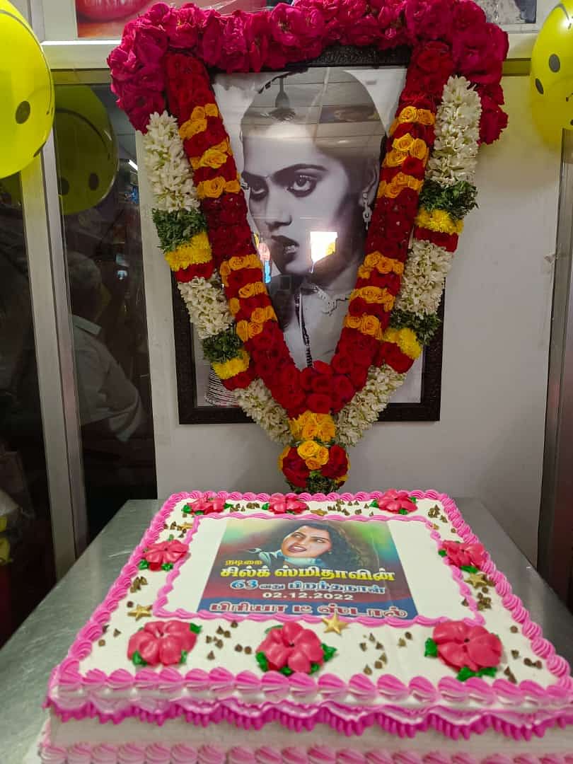 சில்க்கின் அலங்கரிக்கப்பட்ட புகைப்படம், கேக்
