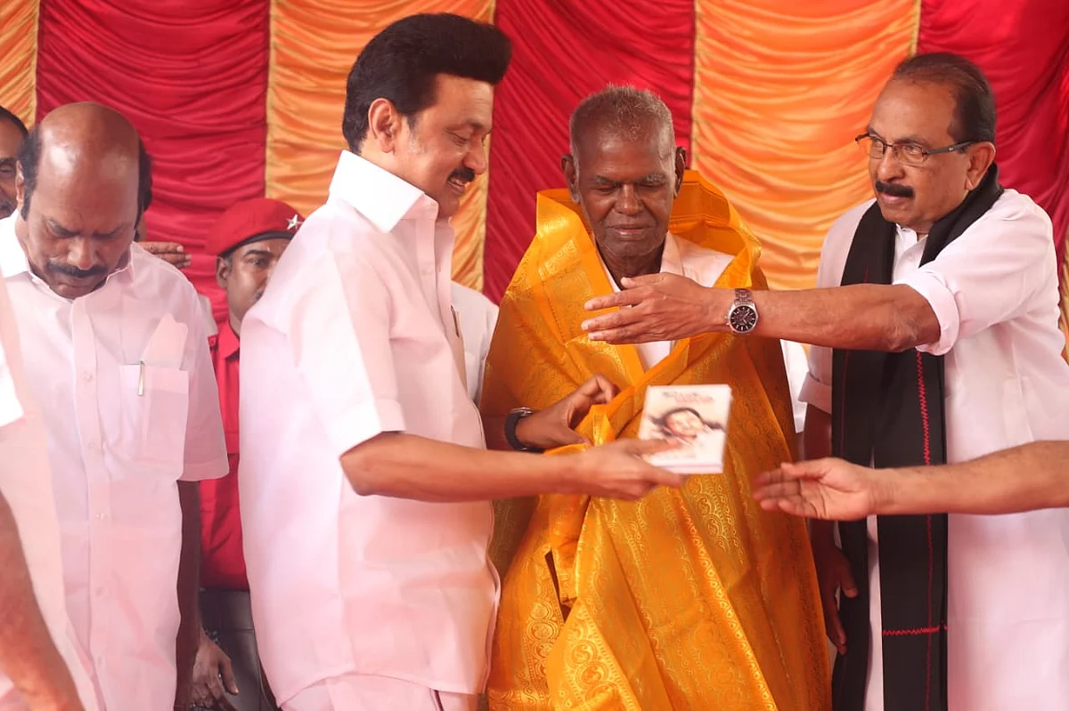 நல்லகண்ணுவுக்கு புத்தகம் பரிசளித்தார் ஸ்டாலின்