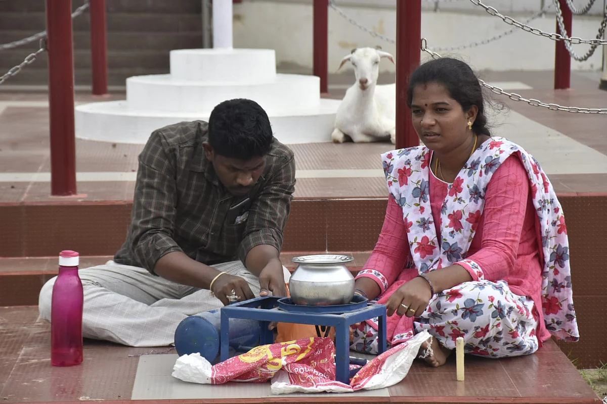 கலெக்டர் அலுவலகத்தில் குடியேறி சமையல் செய்த தம்பதி
