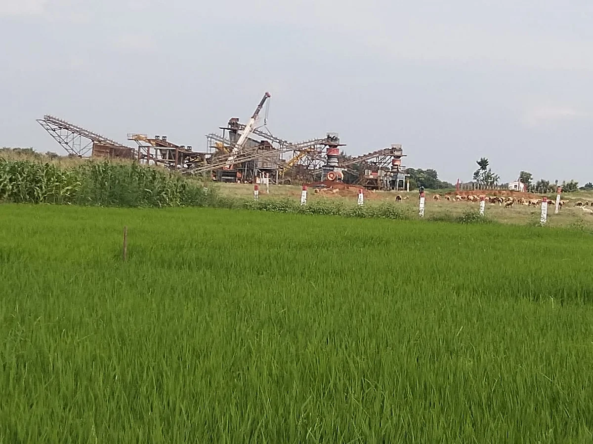 விவசாய நிலம் அருகில்