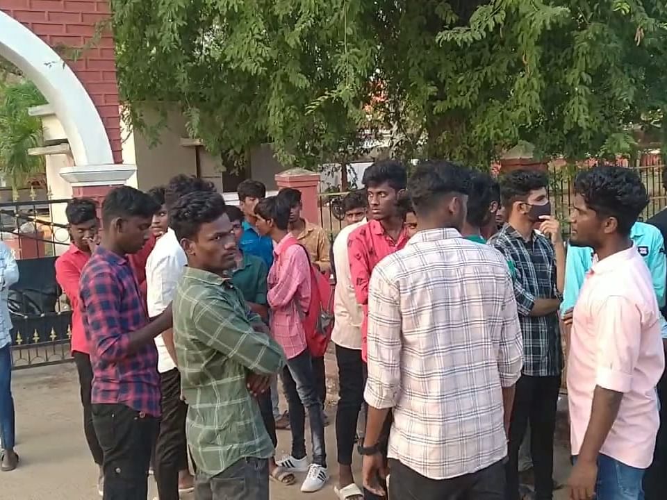 புதுக்கோட்டை: கல்லூரி மாணவியிடம் ஆபாசப் பேச்சு... லீக் ஆன ஆடியோ- பணி நீக்கம்  செய்யப்பட்ட ஆசிரியர்! 