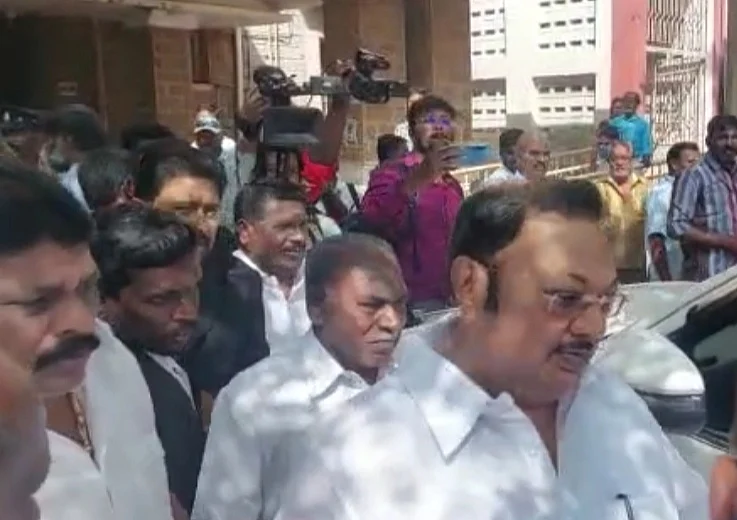 நீதிமன்றம் வந்தபோது