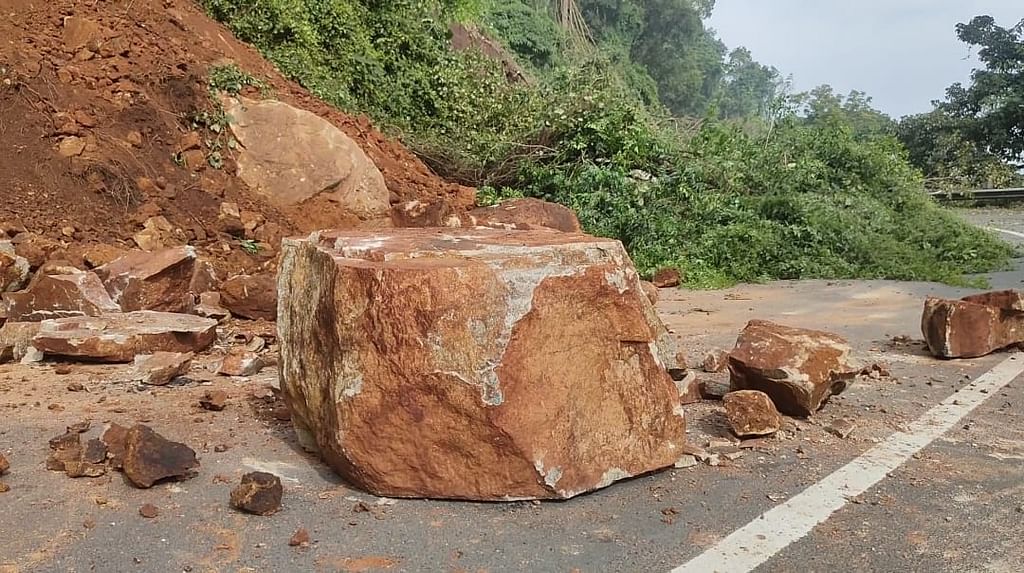 சாலையில் சரிந்த ராட்சத பாறைகள்