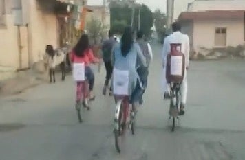 குஜராத் தேர்தல்: காஸ் சிலிண்டருடன் வாக்குச்சாவடிக்கு வந்த காங்கிரஸ் எம்.எல்.ஏ! - வைரலான வீடியோ