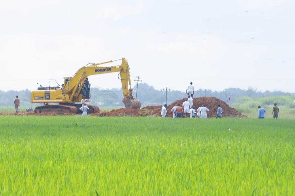 வயலுக்குள் சாலை அமைக்கும் பணி