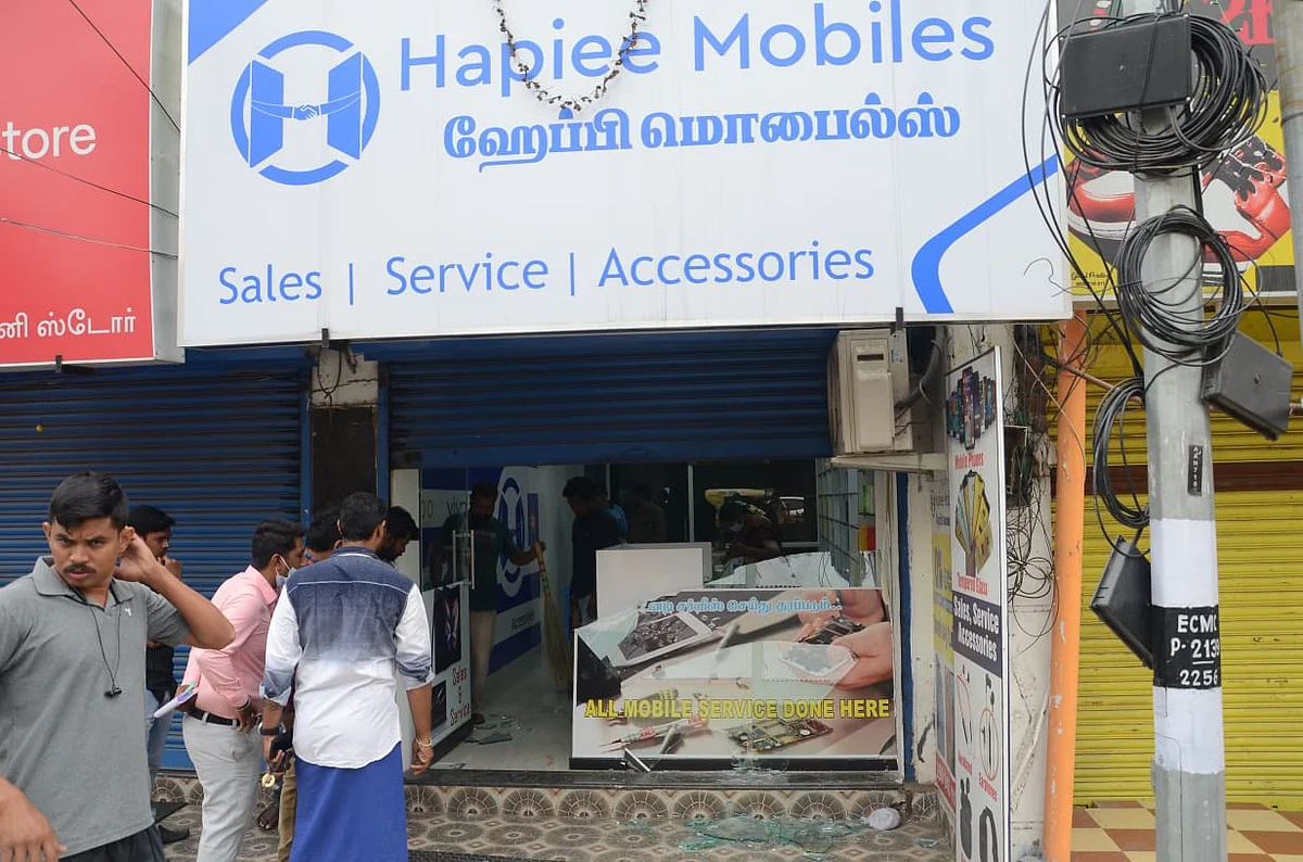 செல்போன்கள் திருட்டுப்போன ஷோரூம்.