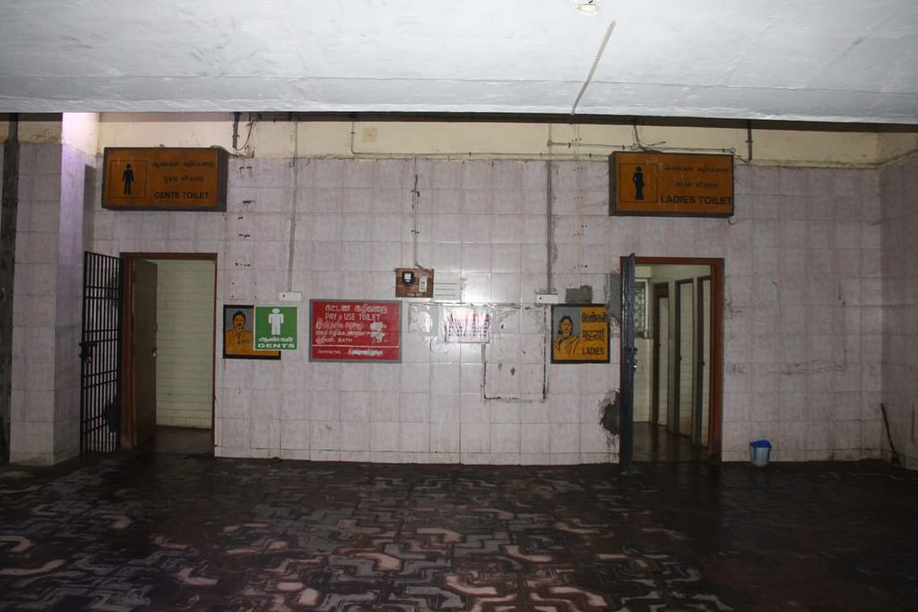 மூடிக்கிடக்கும் கழிப்பறை