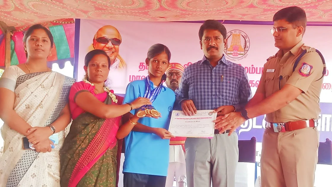 மாவட்ட ஆட்சியரிடம் வாழ்த்துக்களை பெற்ற மாணவி