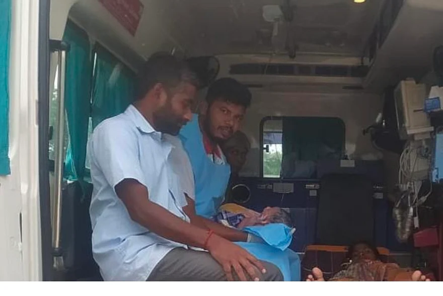 அருள்வாடியில் பிரசவம் பார்த்த நுட்புநரும், ஓட்டுநரும்.