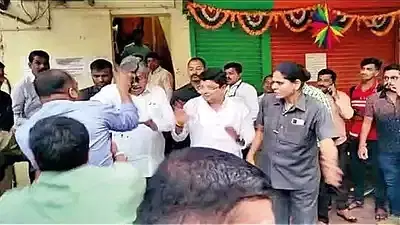 `அம்பேத்கர் மக்களிடம் பிச்சை எடுத்து பள்ளி நடத்தினார்'-சர்ச்சையாகப் பேசியதாக அமைச்சர் மீது மை வீச்சு