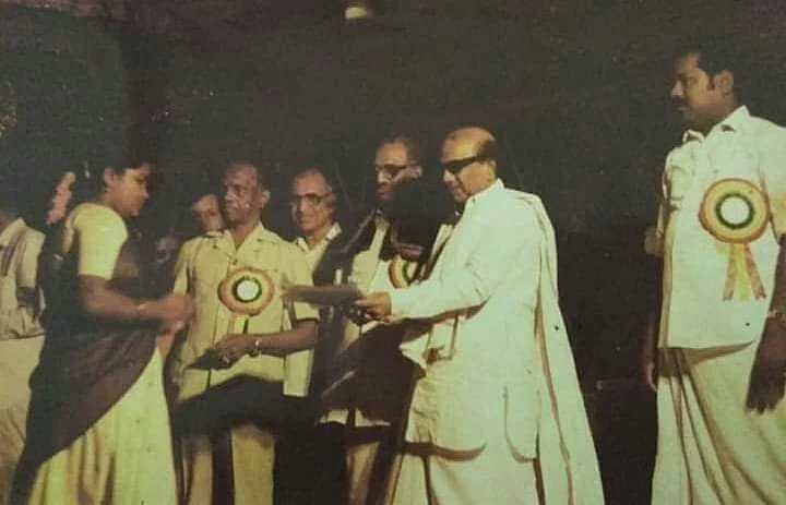 கருணாநிதியிடம் பரிசு வாங்கும் மாணவியாக....
