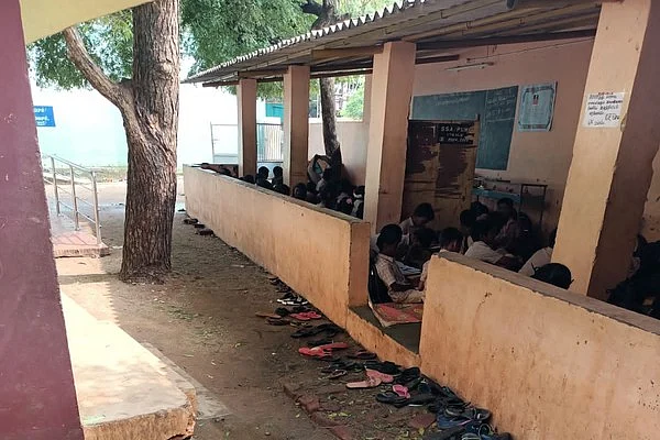 வராண்டாவில் அமரும் மாணவர்கள்