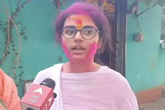 மருத்துவப்படிப்பை கைவிட்டு பஞ்சாயத்துத் தேர்தலில் வெற்றிபெற்ற 21 வயதுப் பெண்!