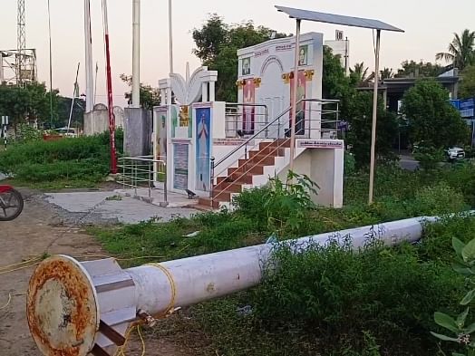 மதுராந்தகம்: சேதமடைந்த அதிமுக கொடியை மாற்றும் முயற்சி; கொடிக்கம்பம் விழுந்ததில் ஒருவர் உயிரிழப்பு!