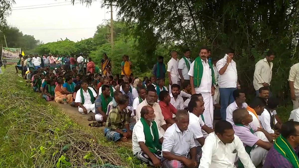 என்.எல்.சிக்க்கு எதிரான போராட்டத்தில் மக்கள்