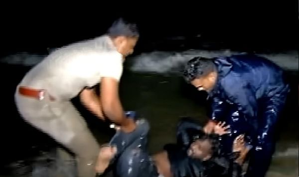 கடலுக்குள் ஓடிய குற்றவாளி