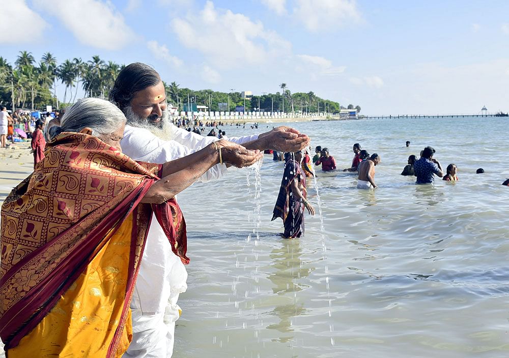 பஜாஜ் ஸ்கூட்டரில்… பில்லியன் சீட்டில் அம்மாவுடன்…
இந்தியாவின் கடைசிக் கிராமம் வரை!