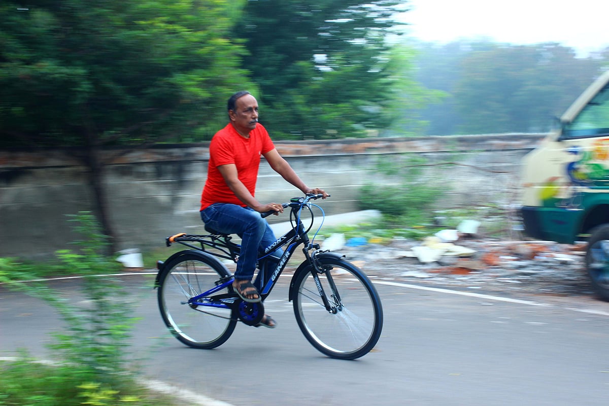 சைக்கிள் ஓட்டும் முருகானந்தம்