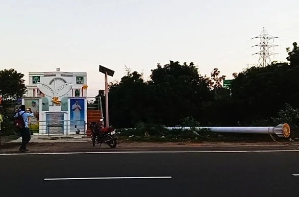 மதுராந்தகத்தில் உள்ள அதிமுக கொடிக்கம்பம்