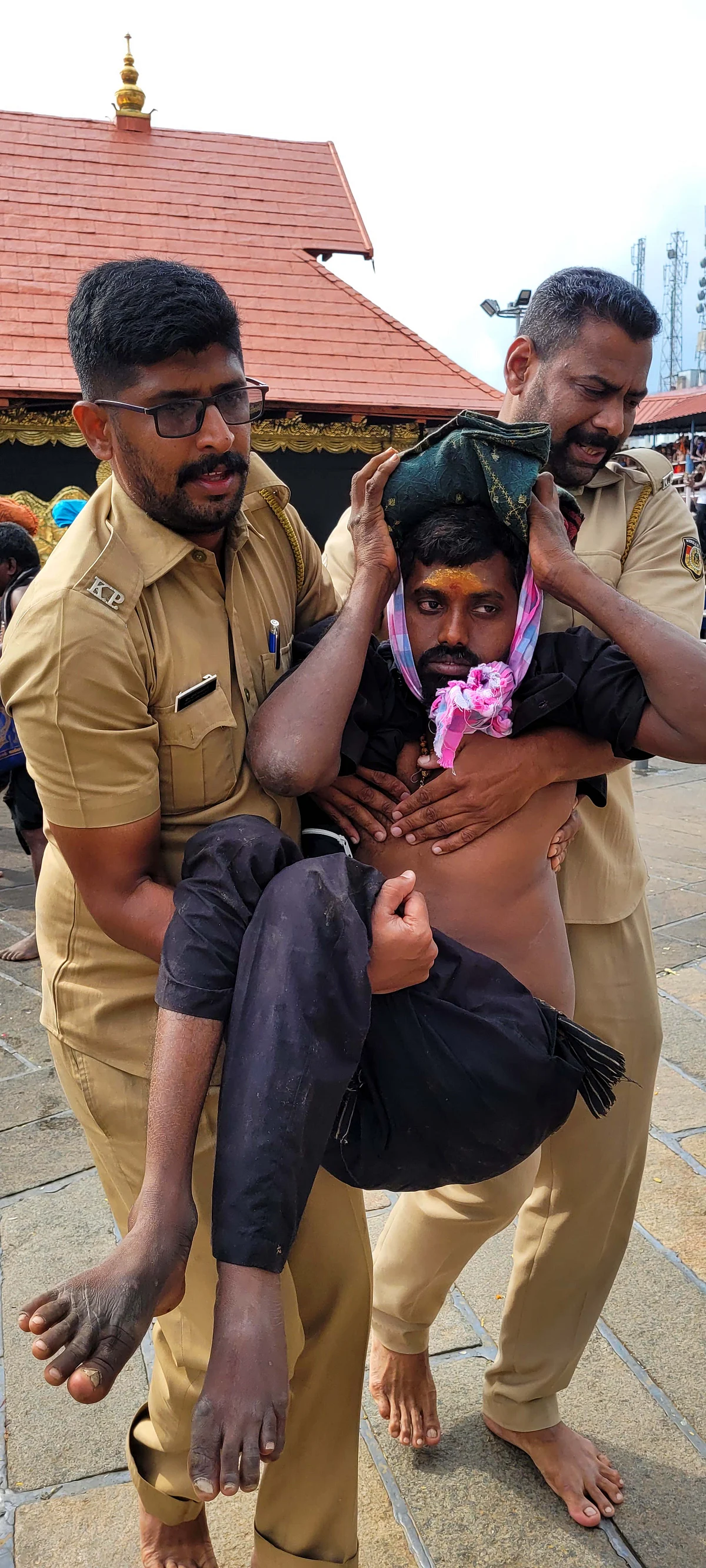 ஐயப்ப பக்தருக்கு உதவும் போலீஸ்