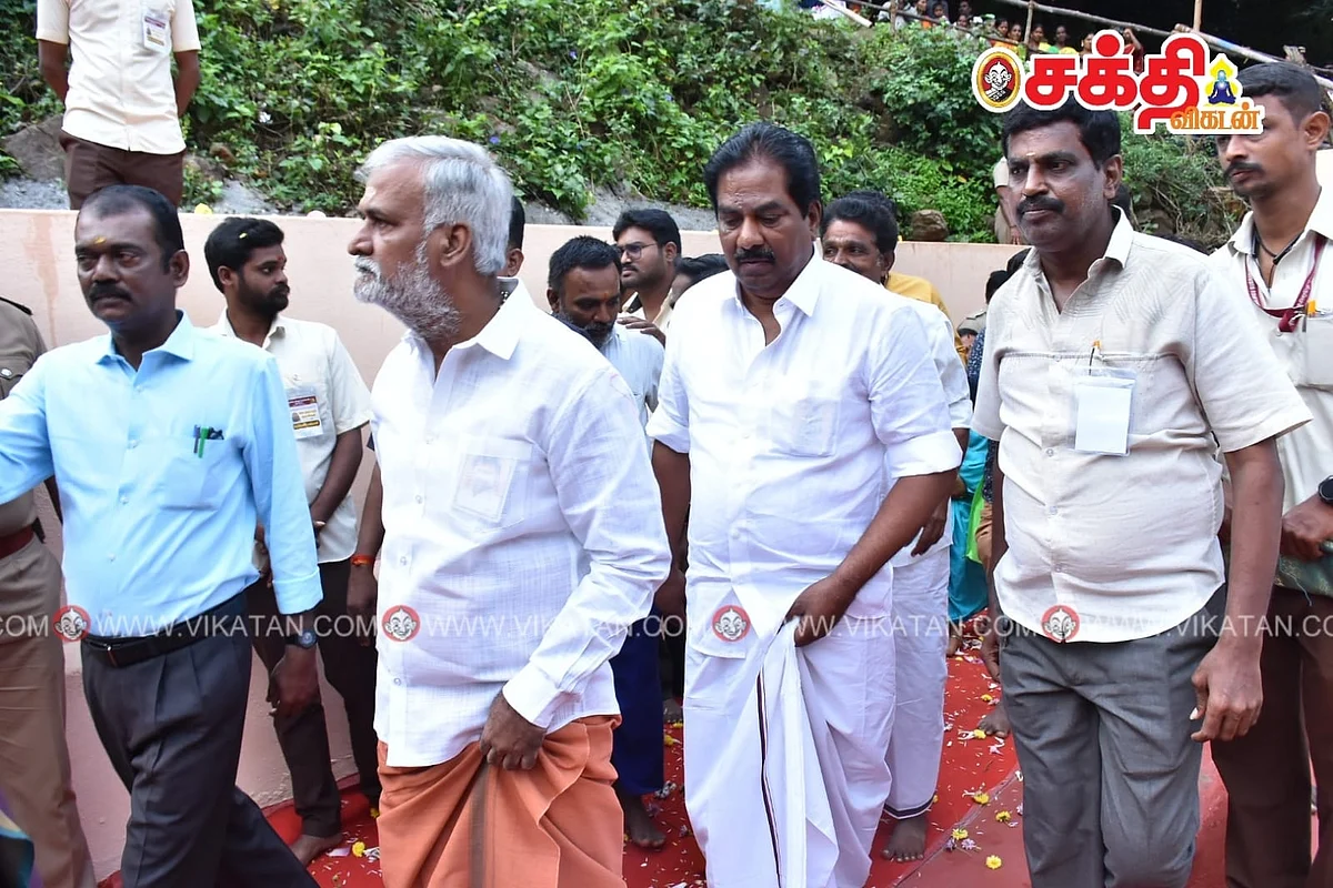 குடமுழுக்கு விழாவில் அமைச்சர்கள்