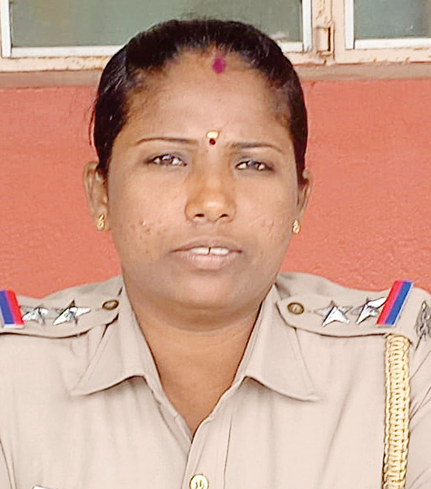 “எக்ஸ்கியூஸ் மீ... ஐயம் இன்கம்டாக்ஸ் ஆபீஸர்...’ - கல்வி நிறுவனங்களில் கல்லாகட்டிய தாத்தா!