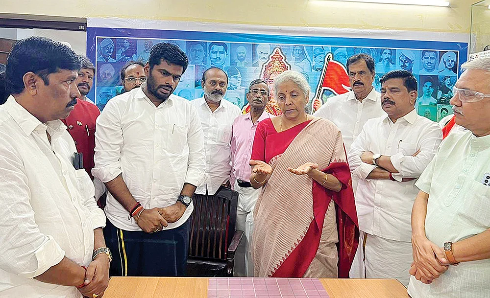 மிஸ்டர் கழுகு: ‘ஒன்று வாங்கினால் ஒன்று இலவசம்...’ - பன்னீரின் புத்தாண்டு ஆஃபர்...