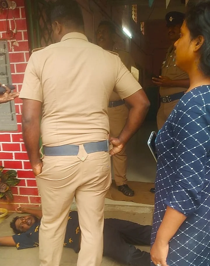 ஆரோவில் காவல் நிலைய வாயிலில் ஜேம்ஸ்