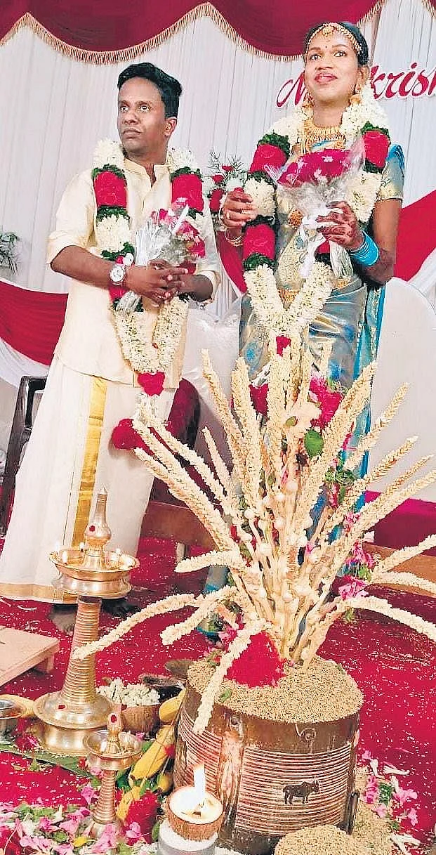 திருமண ஜோடி நிலன் கிருஷ்ணா - அத்விகா