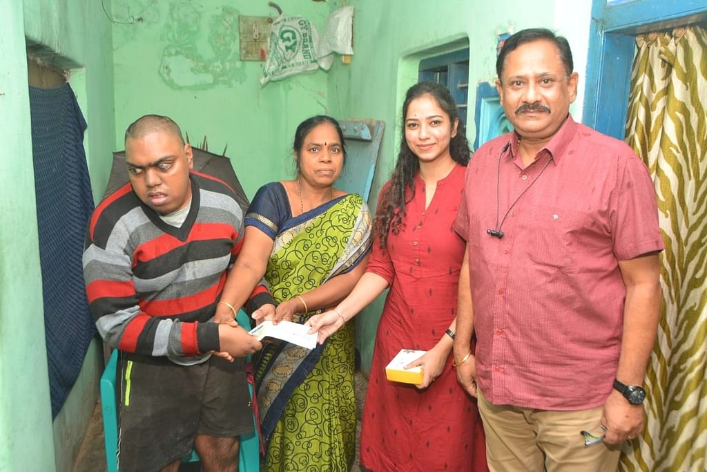 பண உதவி செய்த ஓய்வுபெற்ற காவல்துறை அதிகாரி பாலசுப்பிரமணியன்