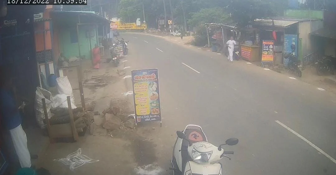 சாலையில் ஓடும் சுபஶ்ரீ