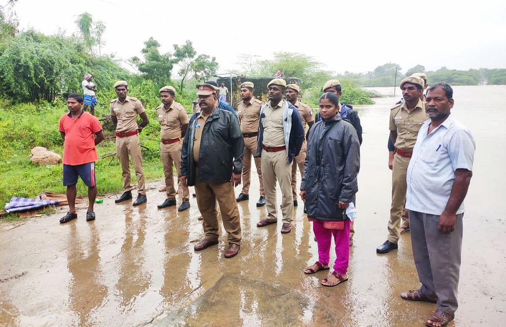 மீட்புப் பணியில் அதிகாரிகள்