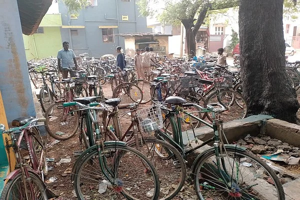 வெளியில் நிறுத்தப்படும் சைக்கிள்கள்
