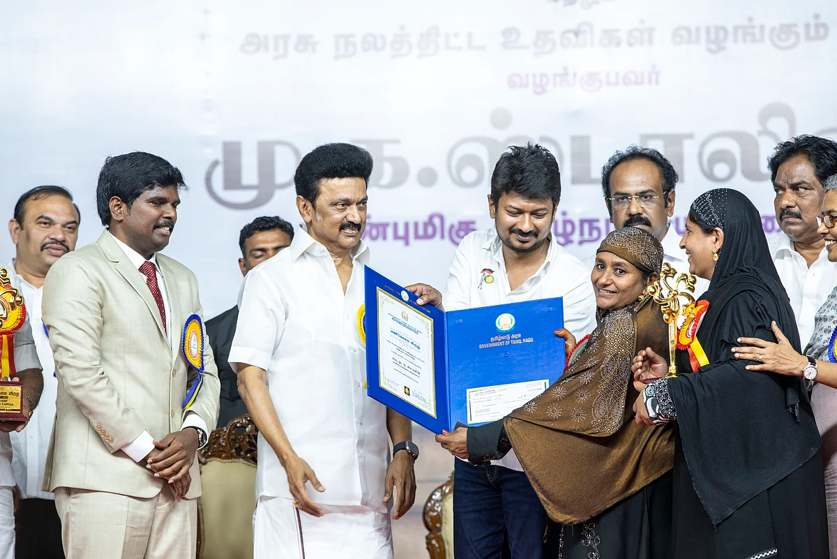 விழா மேடையில் உதயநிதி ஸ்டாலின்