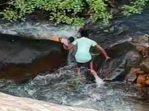 வெள்ளத்தில் அடித்துச் செல்லப்பட்ட குழந்தை ஹரிணி