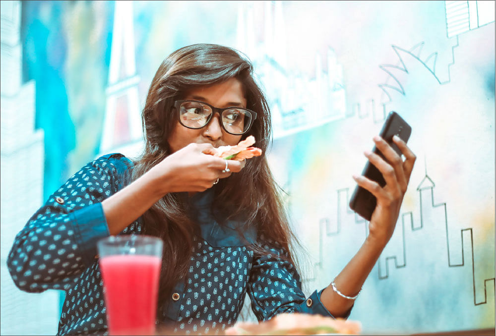 சாப்பிடும் போது செய்யும் 10 தவறுகள்!