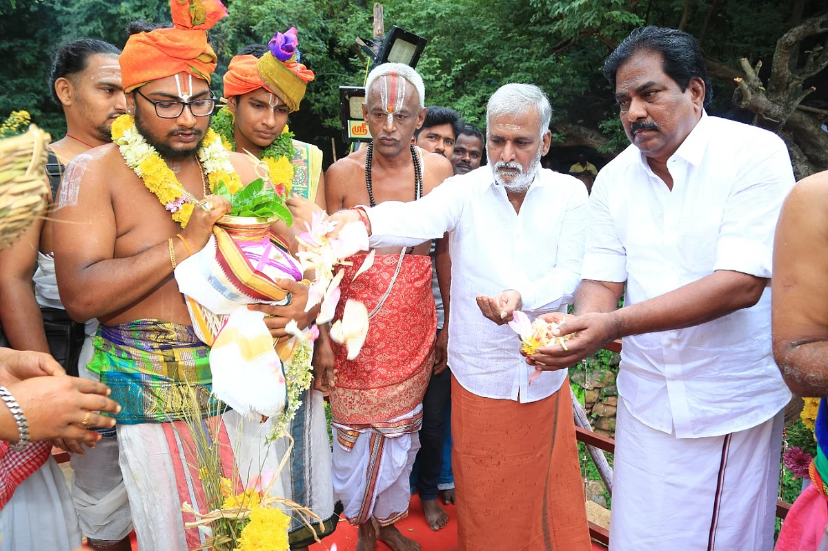 குடமுழுக்கு விழாவில் அமைச்சர்கள்